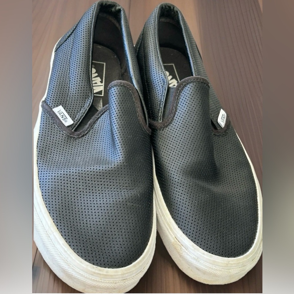 Men’s & Women’s Vans Classic Slip On Skateboard Shoes Men’s 8.5 Women’s 10 Black